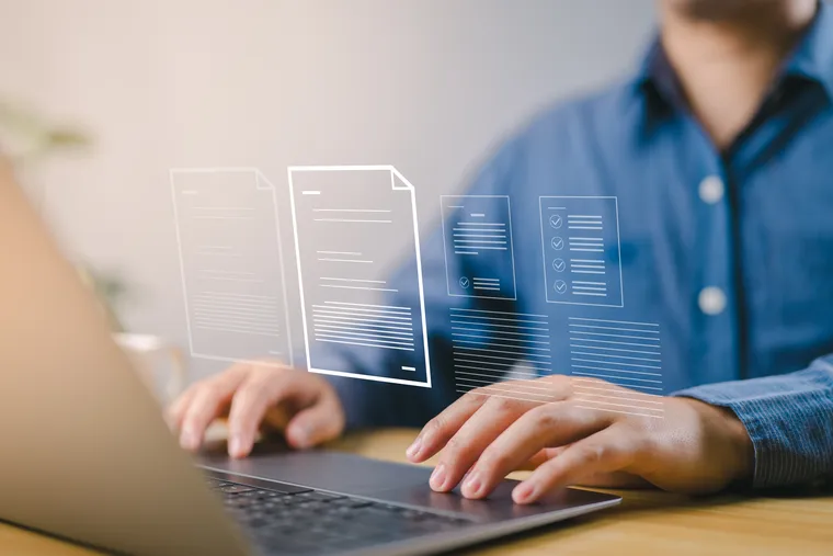 Laptop mit Händen, visuelle Texte